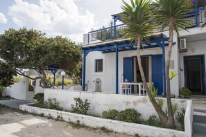 Front of property - Soultana Rooms & Apartments (Milos)