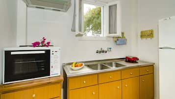 Apartment, 1 Bedroom, Garden View (2 Adults) | Private kitchen