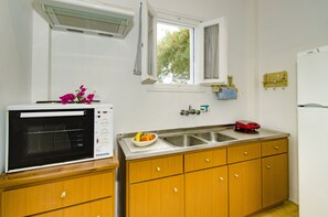 Apartment, 1 Bedroom, Garden View (2 Adults) | Private kitchen - Soultana Rooms & Apartments (Milos)