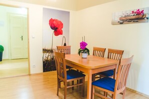 Standard-Apartment, 2 Schlafzimmer, Küche | Essbereich im Zimmer