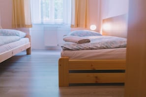 Quarto casal ou duplo standard, banheiro compartilhado | Escrivaninha, cortinas blackout, ferros/tábuas de passar roupa