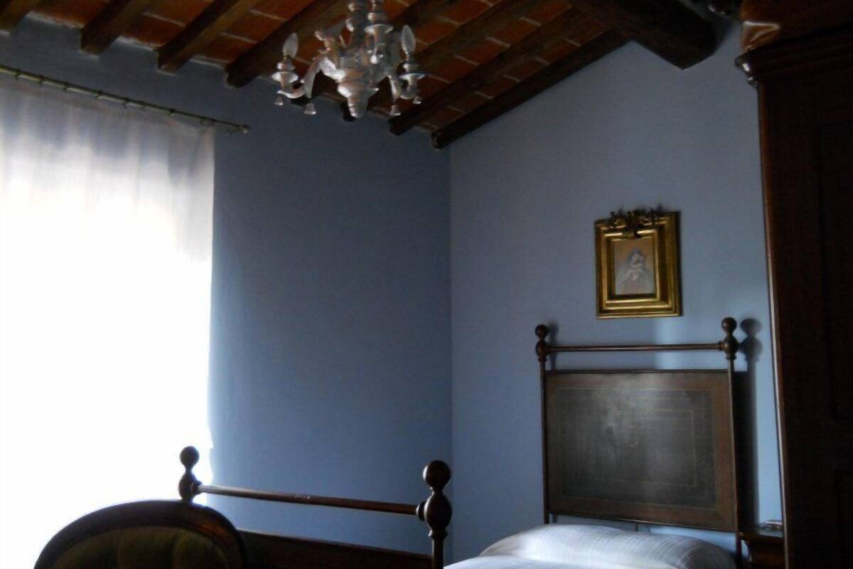 Desk, free cots/infant beds, free WiFi, bed sheets