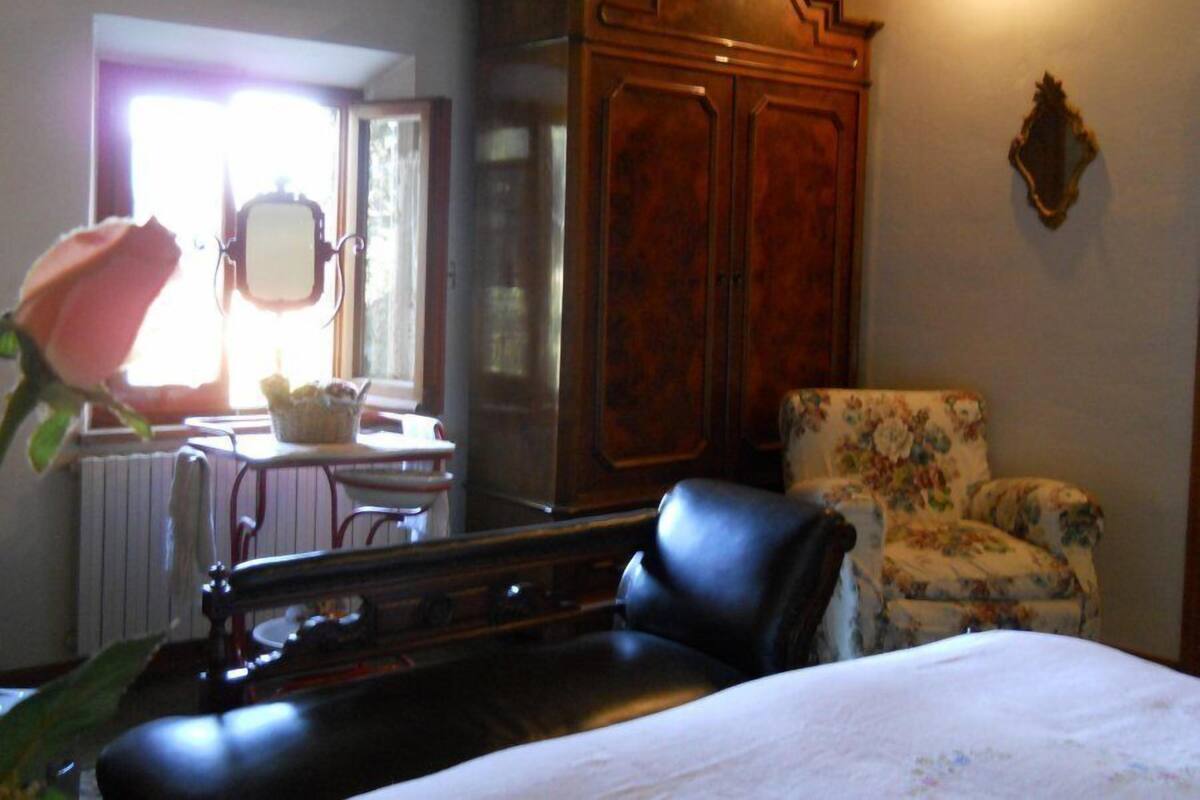 Desk, free cots/infant beds, free WiFi, bed sheets