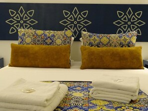 Escritorio, wifi gratis y ropa de cama 