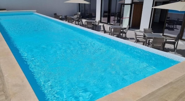 Piscina a l'aire lliure de temporada (horari: 09:00-20:00) i para-sols