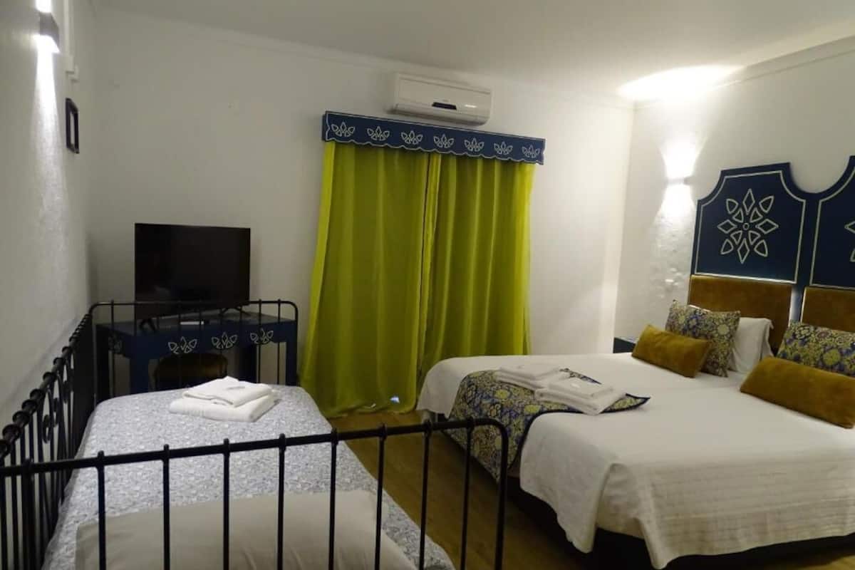 Dreibettzimmer | Schreibtisch, kostenloses WLAN, Bettwäsche