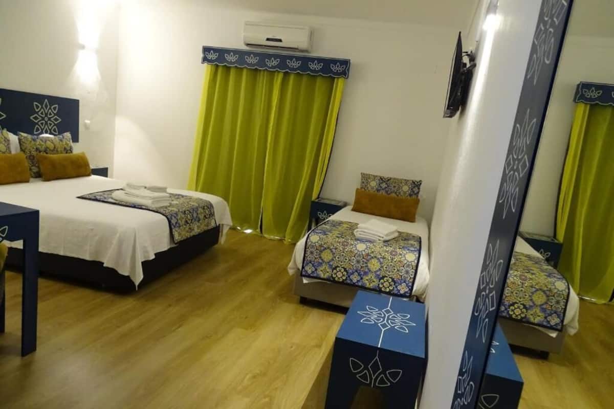 Familie tweepersoonskamer | Een bureau, gratis wifi, beddengoed