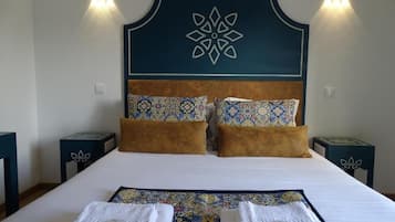 Una scrivania, Wi-Fi gratuito, lenzuola