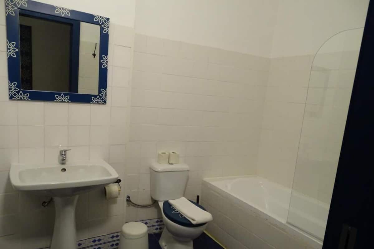 Regendusche, Haartrockner, Handtücher, Toilettenpapier