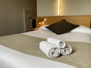 Kamar Double Standar | Meja kerja, tirai kedap cahaya, kedap suara, dan Wi-Fi gratis
