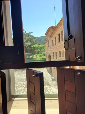 Desk, blackout drapes, soundproofing, free WiFi - Hostatgeria De Poblet (Vimbodi)