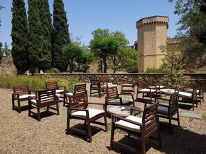 Outdoor dining - Hostatgeria De Poblet (Vimbodi)
