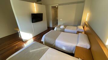 Triple Room | Desk, blackout curtains, soundproofing, free WiFi