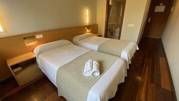 Standard Twin Room | Desk, blackout drapes, soundproofing, free WiFi