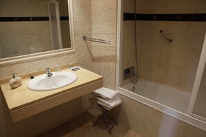 Double or Twin Room | Bathroom