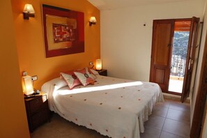 خزنة داخل الغرفة وبديكورات فريدة لكل غرفة وطراز فريد لكل وحدة