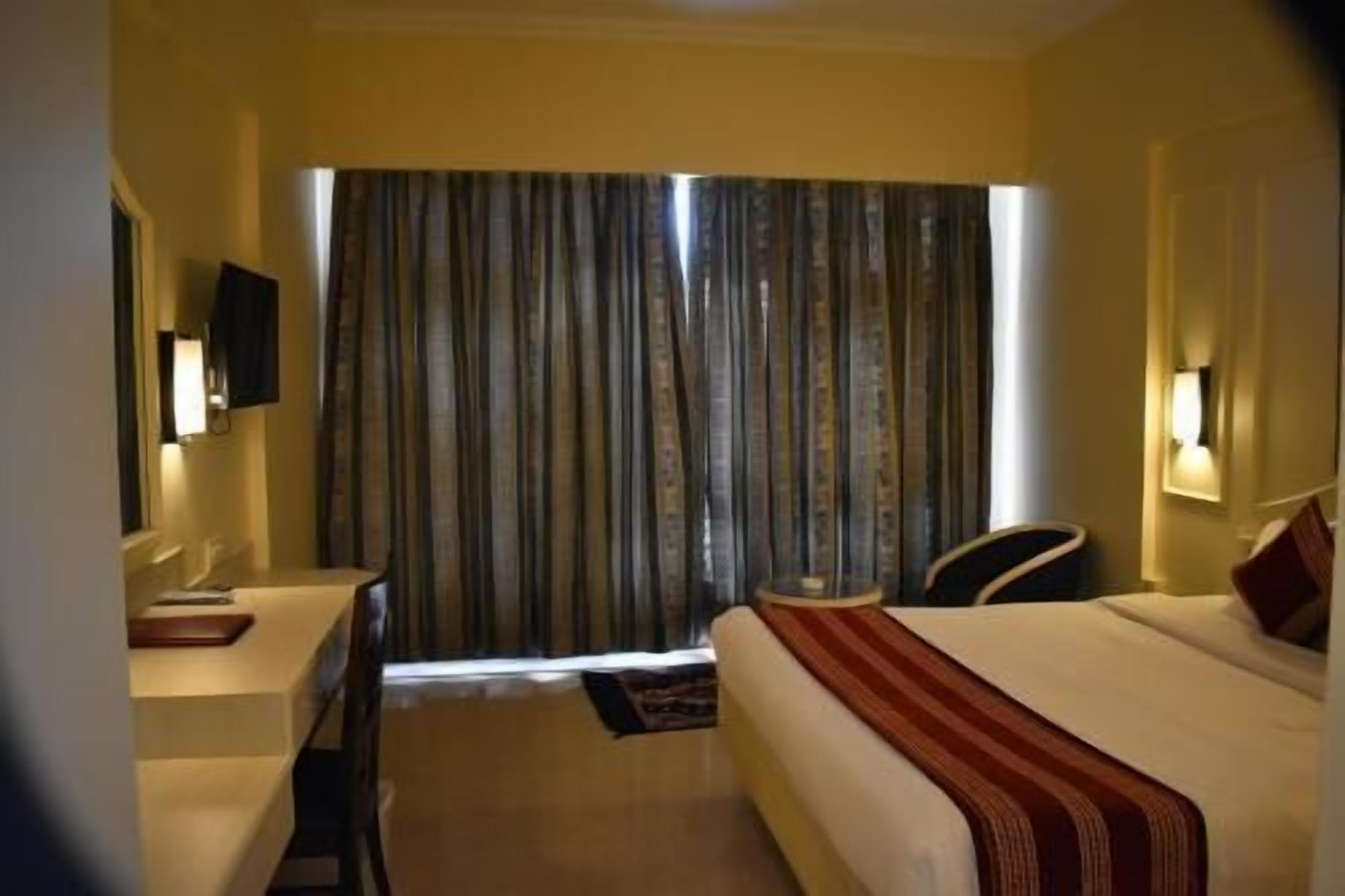 房內夾萬、獨特設計、獨特裝修、書桌