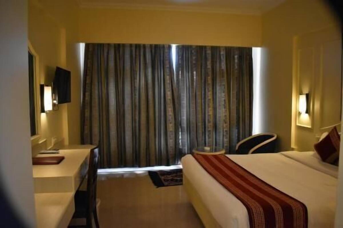 房內夾萬、獨特設計、獨特裝修、書桌