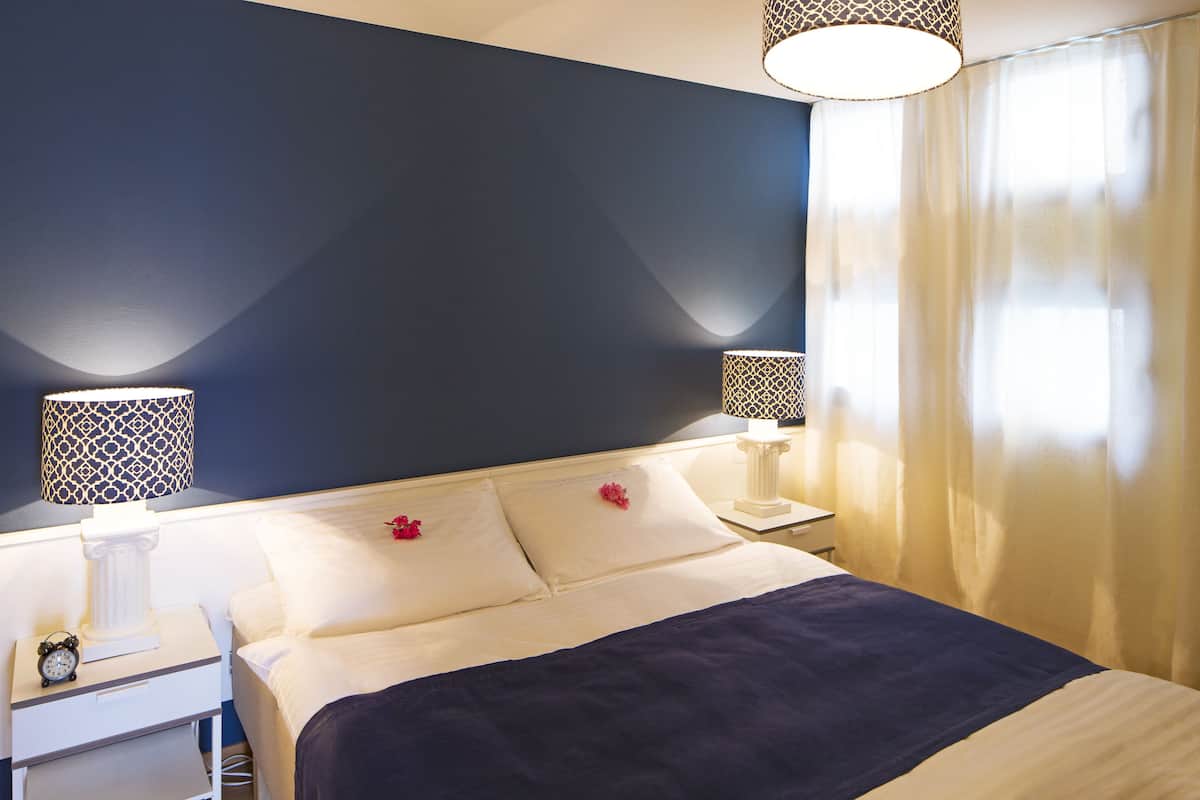 2 bedrooms, premium bedding, down duvets, in-room safe
