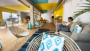 Um interior moderno com área de estar, bar e espaço para refeições.