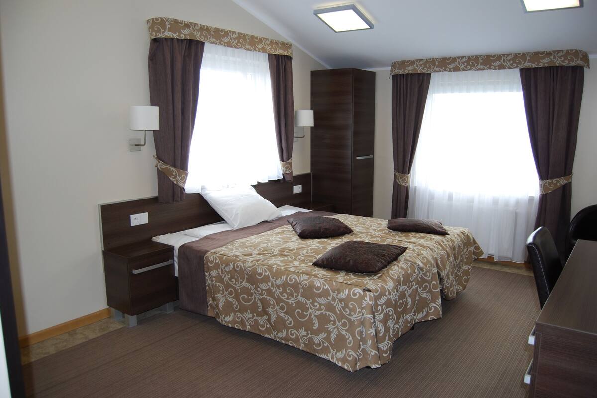 Phòng đôi hoặc 2 giường đơn Deluxe, tầng Executive | Bộ đồ giường cao cấp, trang bị nội thất với thiết kế riêng biệt, bàn 