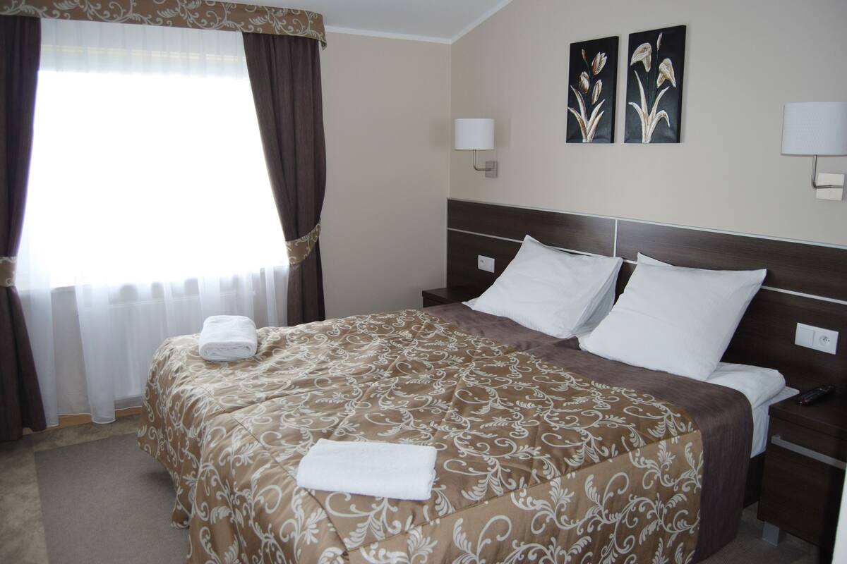 Studio Suite Deluxe, 2 phòng ngủ | Bộ đồ giường cao cấp, trang bị nội thất với thiết kế riêng biệt, bàn 