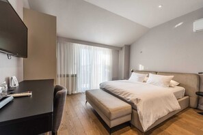 Desk, soundproofing, free WiFi, bed sheets