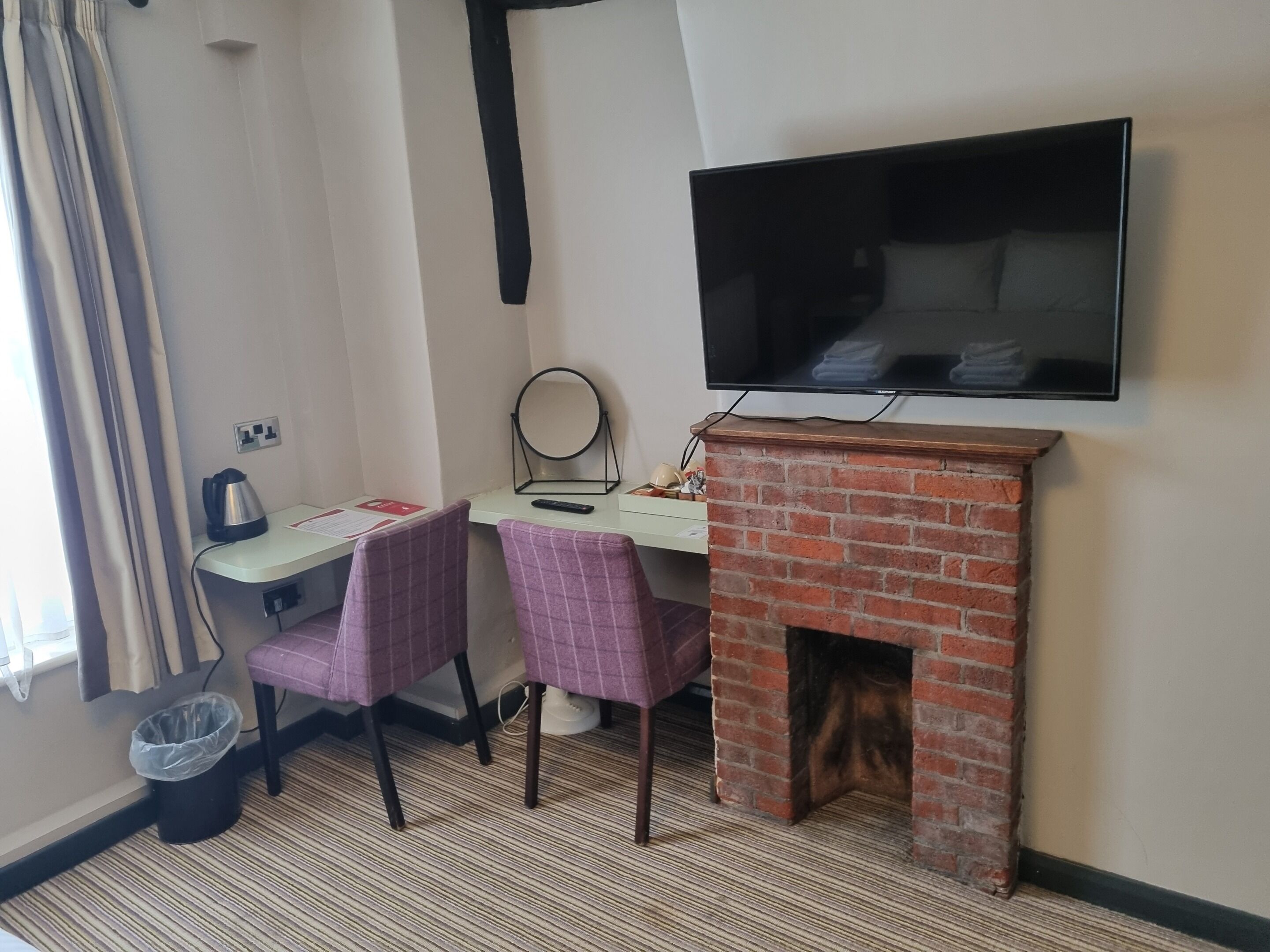 Standard Double Room, Ensuite | Dihias secara berasingan, meja, seterika/papan seterika, Wi-fi percuma 