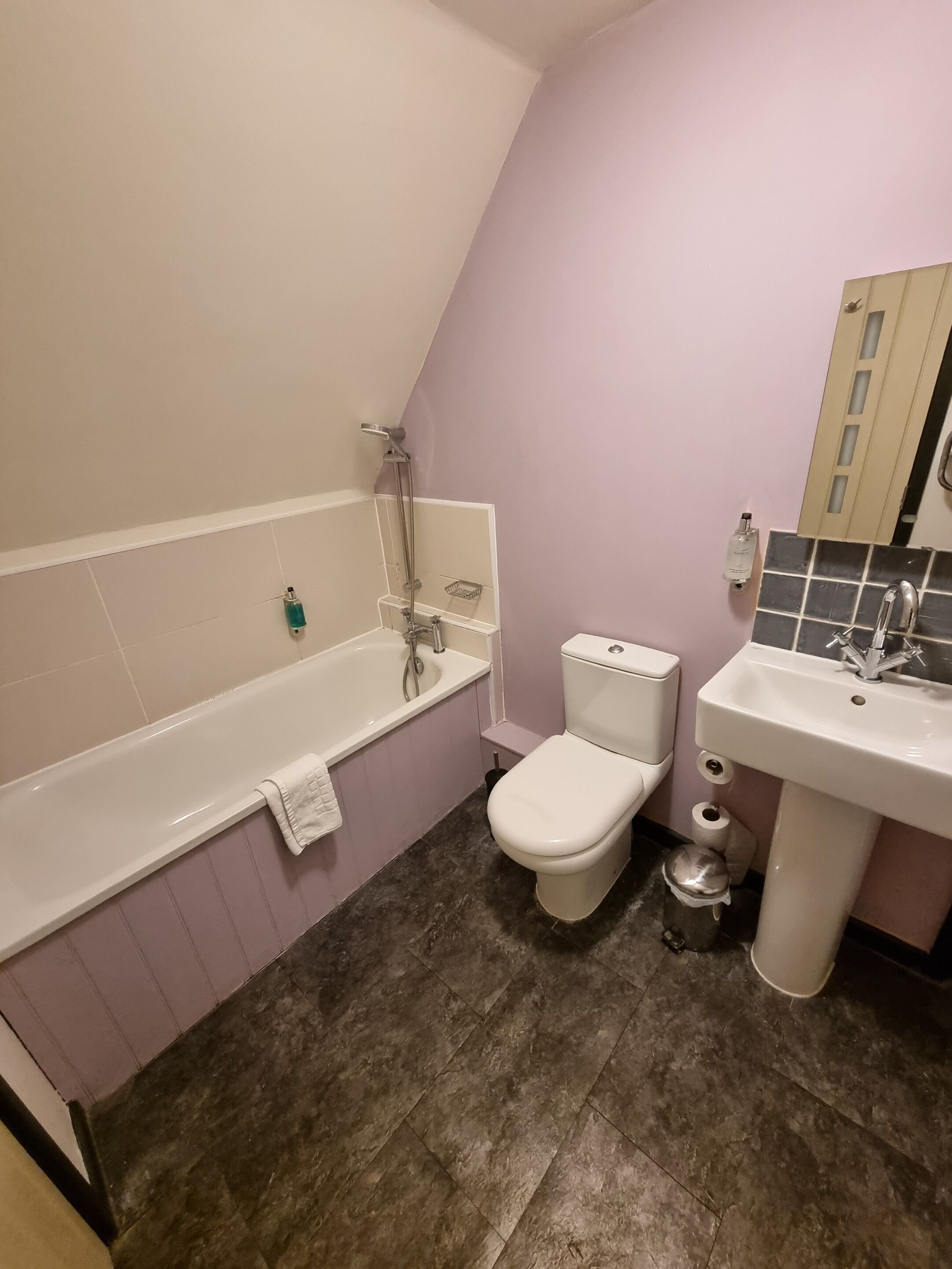 Standard Double Room, Ensuite | Dihias secara berasingan, meja, seterika/papan seterika, Wi-fi percuma 