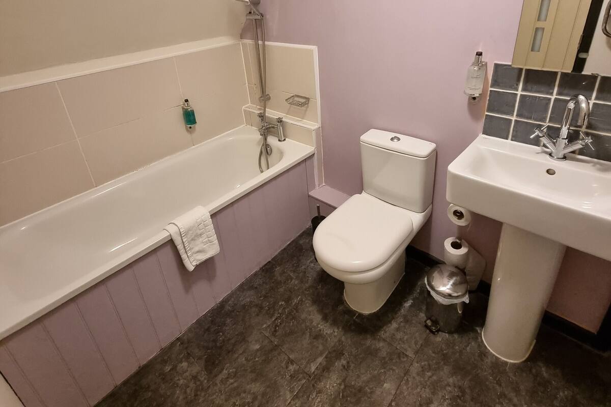 Une salle de bain avec une baignoire, des toilettes et un lavabo.