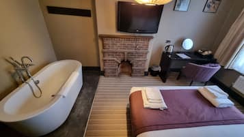 Deluxe Double Room, Ensuite | Individually decorated, desk, iron/ironing board, free WiFi