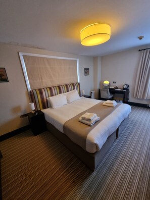 Chambre supérieure double, salle de bain attenante | Décor unique, bureau, fer et planche à repasser, accès au Wi-Fi (inclus)