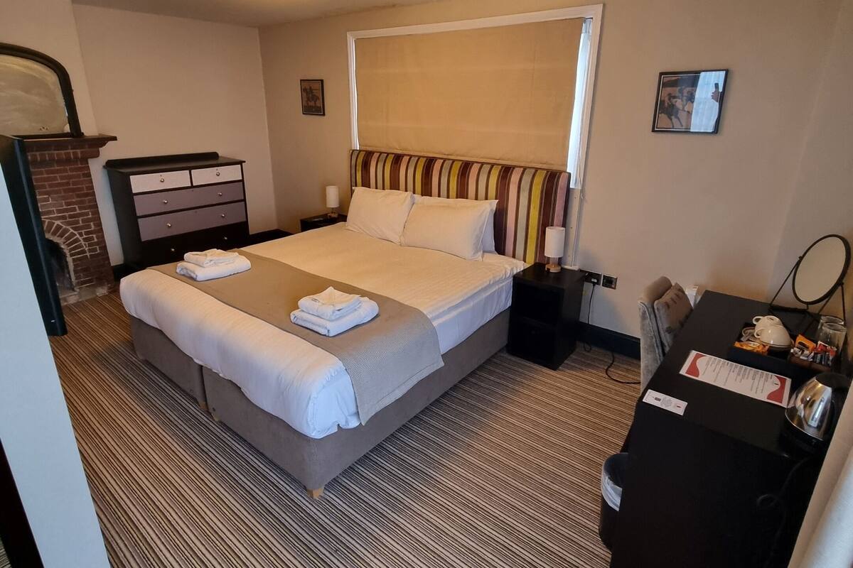 Chambre supérieure double, salle de bain attenante | Bureau, fer et planche à repasser, accès au Wi-Fi (inclus), décor unique