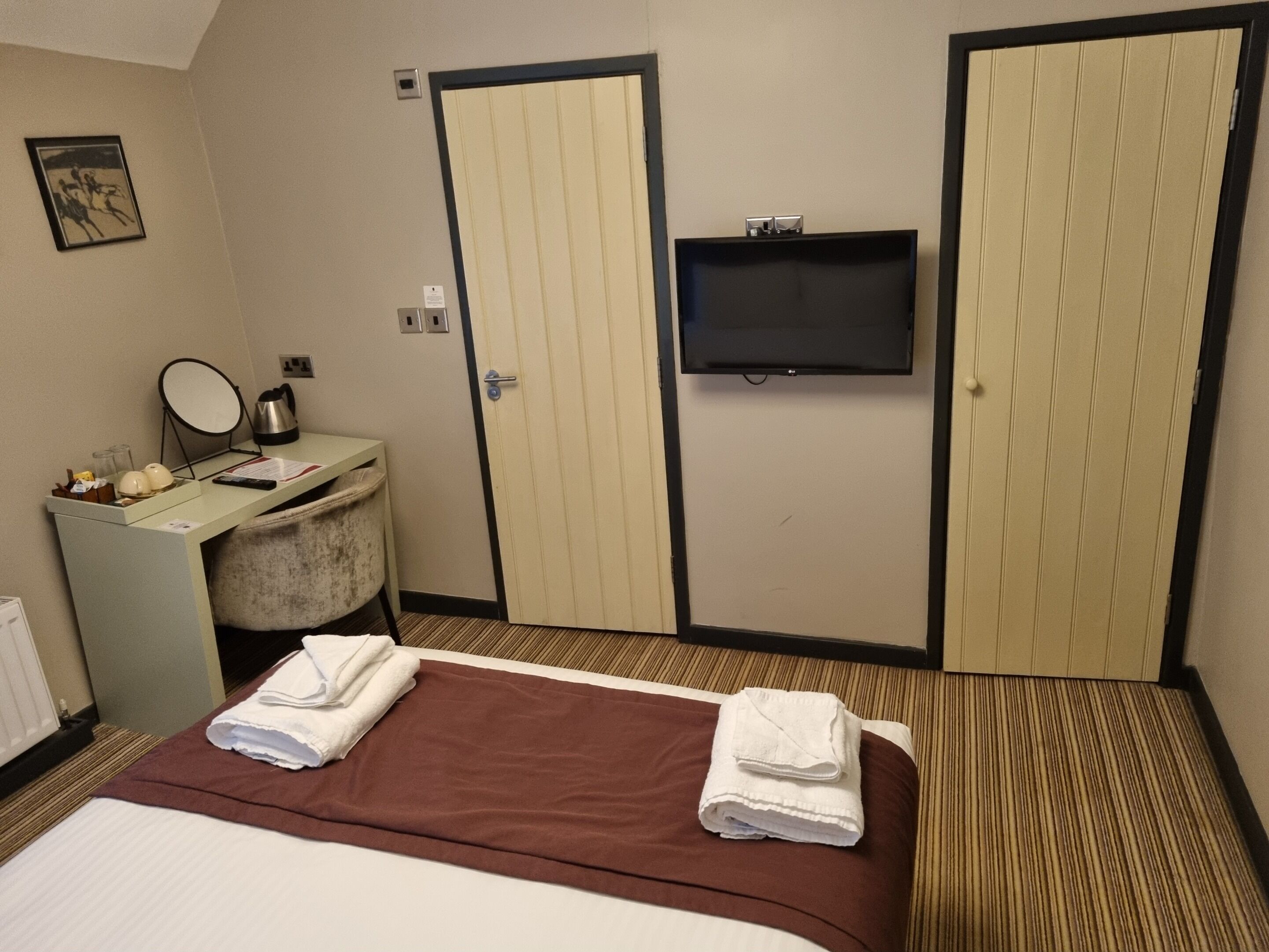 Standard Single Room, Ensuite | Dihias secara berasingan, meja, seterika/papan seterika, Wi-fi percuma 