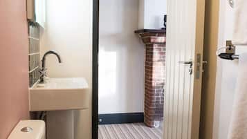 Habitación doble Deluxe, baño en la habitación (Royal Rooms) | Baño | Amenidades de baño gratuitas, secadora de cabello, toallas, jabón