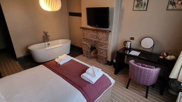 Deluxe Double Room, Ensuite | Individually decorated, desk, iron/ironing board, free WiFi