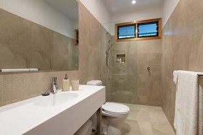 The Dunes | Bathroom | Free toiletries, bathrobes, towels - Cladich Pavilions (Aldgate)