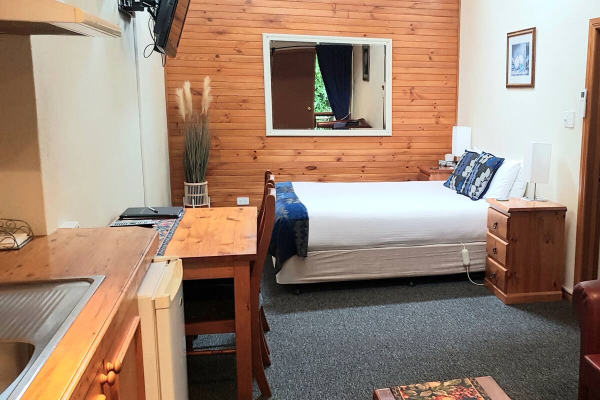 WiFi (free), individually furnished, bed sheets