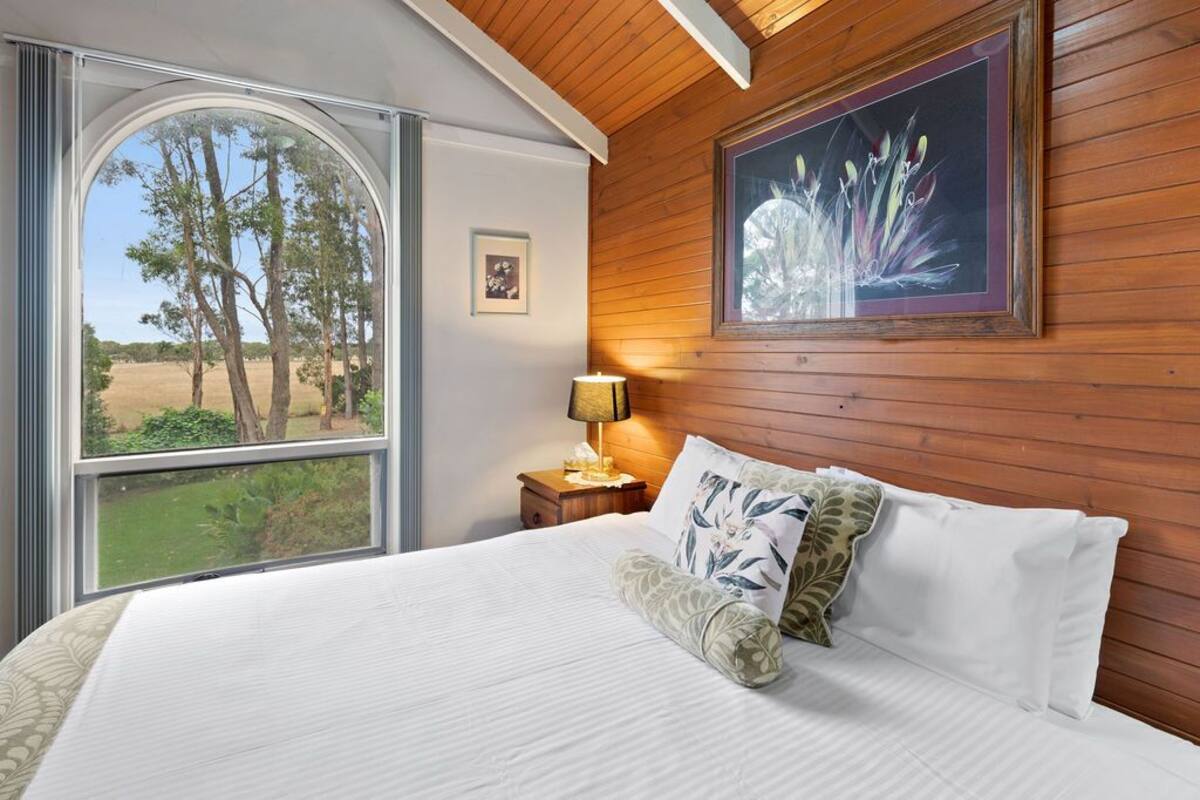 Orchard Chalet | WiFi (free), individually furnished, bed sheets
