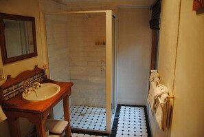 Free toiletries, hair dryer, towels, soap - Clarendon Chalets (Ob Flat)