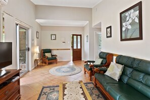 舒适木屋, 2 间卧室, 无烟房, 花园景观 | 起居区 | 电视、DVD 播放器