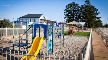 Área de juegos infantiles al aire libre