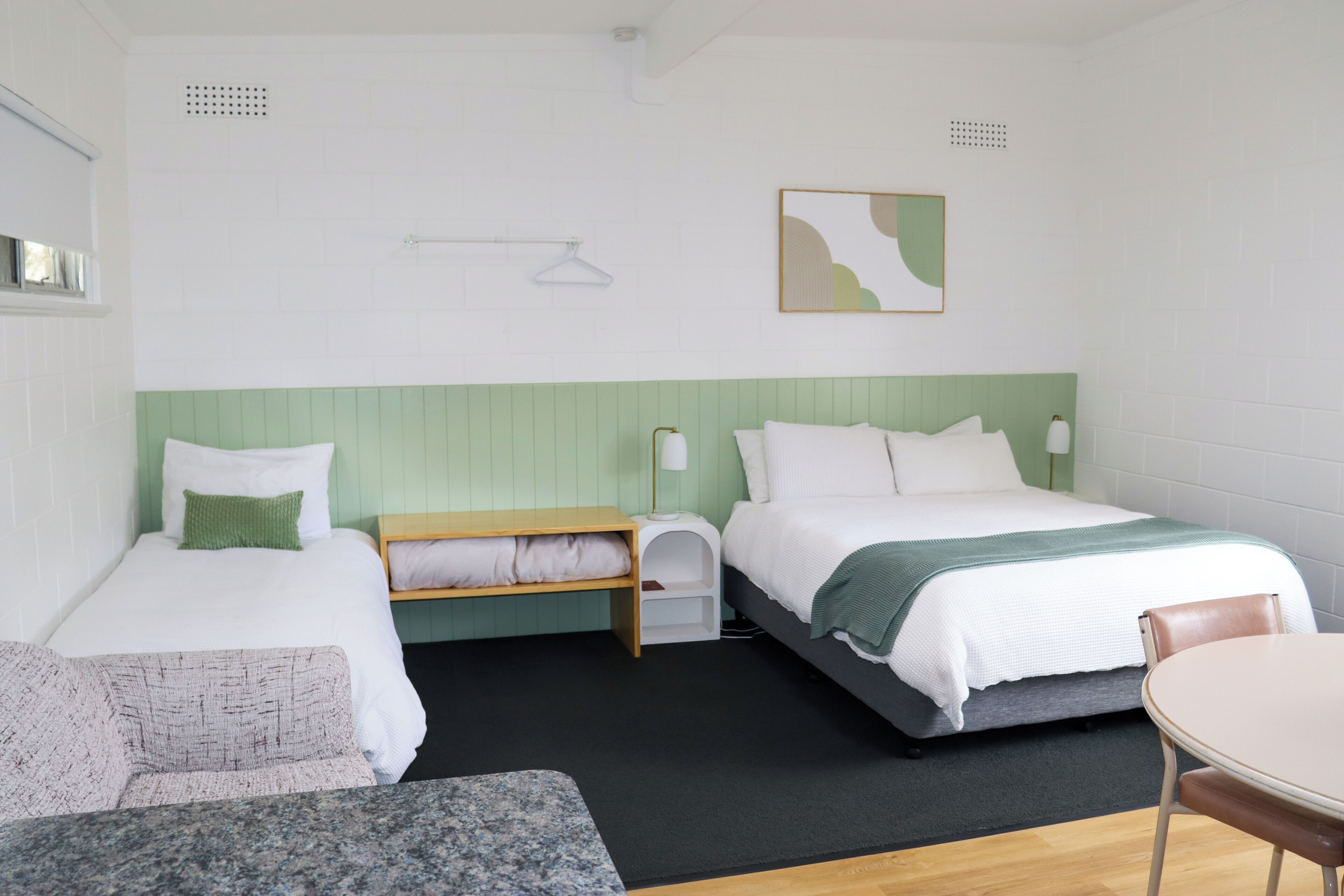 Peralatan tempat tidur premium, peti besi dalam bilik, meja 