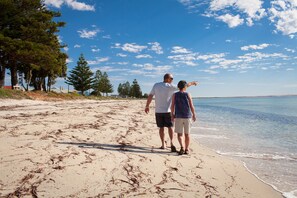 Beach nearby - Modra's Apartments (Tumby Bay)