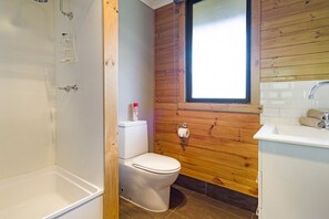 Ducha, artículos de tocador gratuitos, secador de pelo, toallas