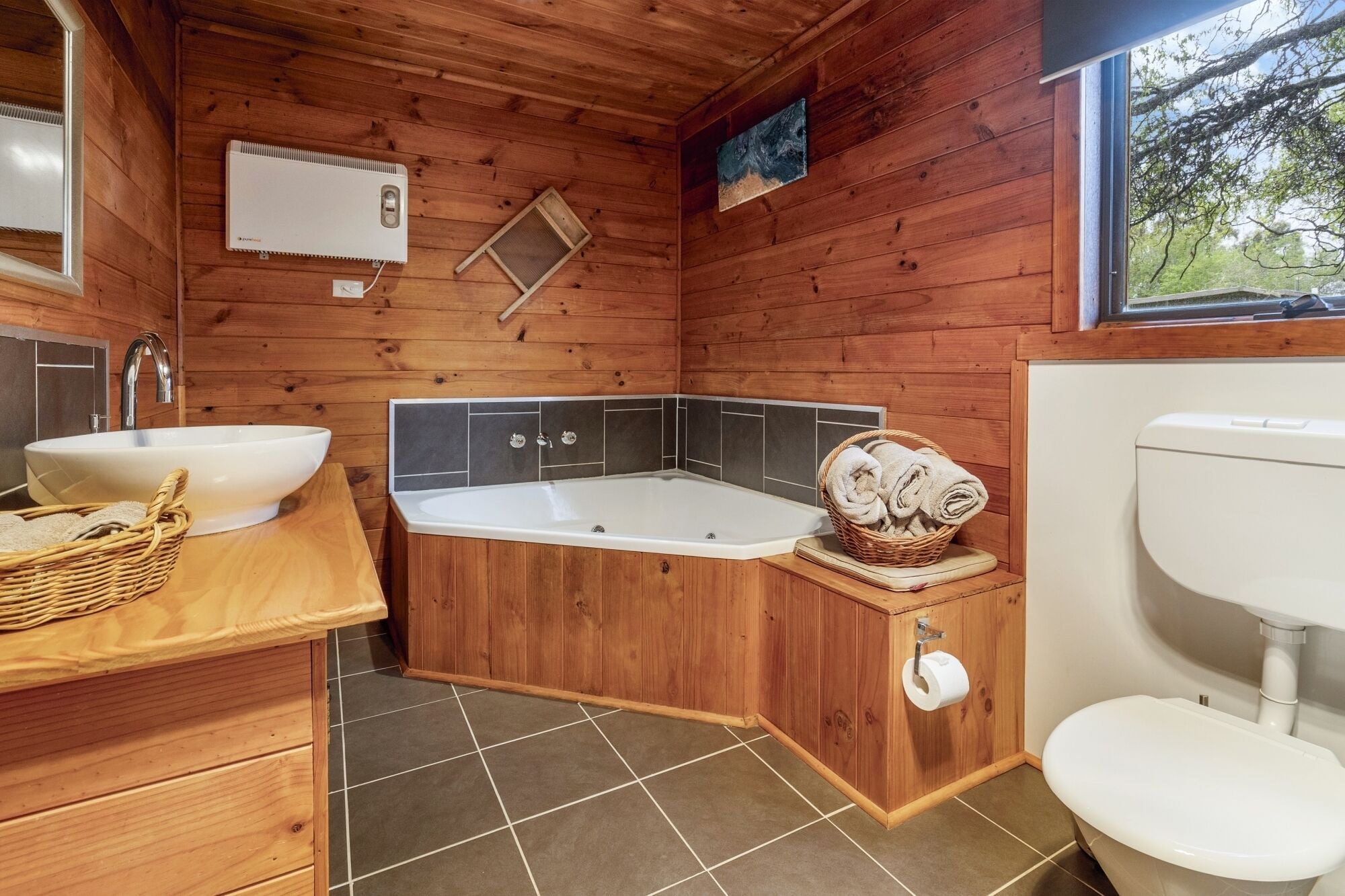 Mole Creek Cabins — image 8