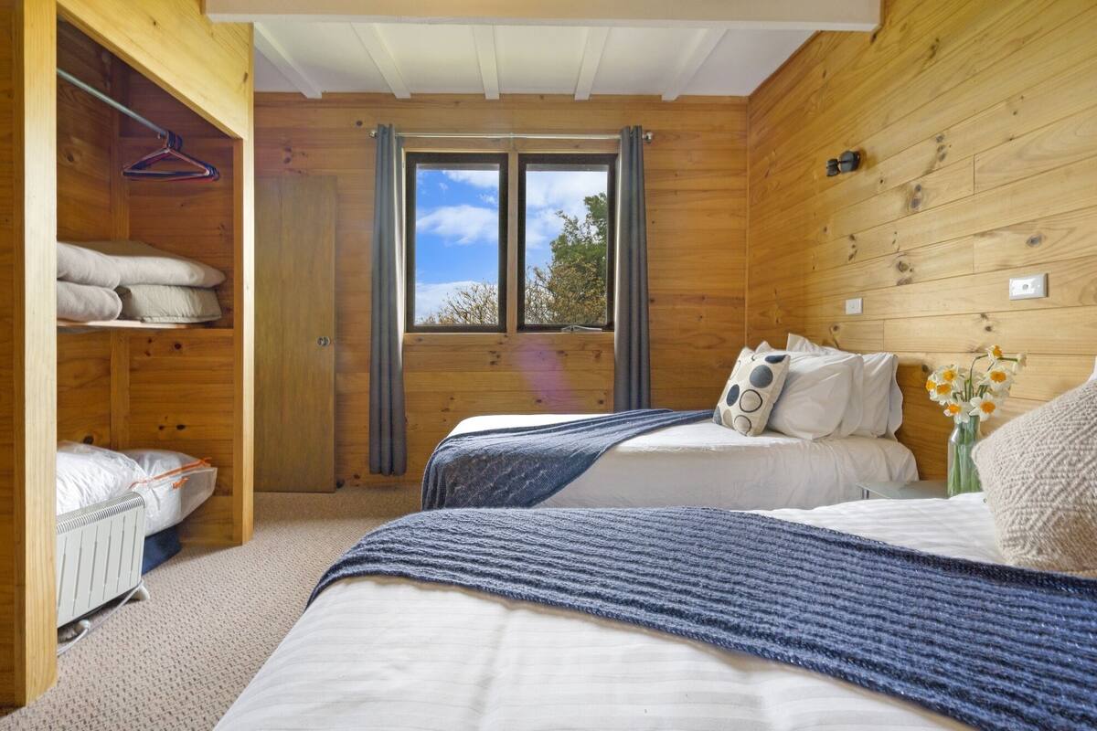 Cabaña familiar, varias camas, vista a la montaña | Espacio para trabajar con laptop y cortinas blackout