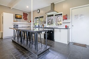 Maison Confort, 3 chambres, cheminée, vue montagne | Cuisine privée | Micro-ondes, four, cafetière/bouilloire, bouilloire électrique