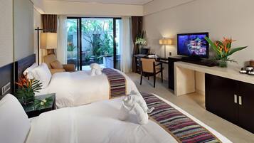 ๋๋ญ์ค ๋๋ธ๋ฃธ (Courtyard) | ๋ฏธ๋๋ฐ, ๊ฐ์ค ๋ด ๊ธ๊ณ , ์ฑ
์, ์๋ง ์ปคํผ