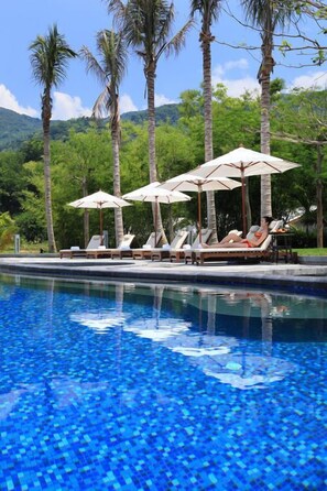 屋外プール、プール パラソル、サンラウンジャー